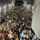 Afghanistan, uomini, donne, bambini: 640 afghani stipati nel cargo Usa. La foto simbolo della fuga da Kabul