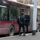Sesso sul bus davanti ai passeggeri dopo la notte in disco a Roma: 2 giovani denunciati