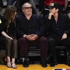 Jack Nicholson riappare in pubblico dopo quasi 2 anni: l'attore in prima fila alla partita dei Lakers insieme al figlio FOTO