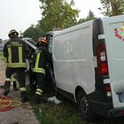 Incidente mortale a Montebelluna, due vittime e 3 feriti. Le foto del frontale tra una corriera e un furgone