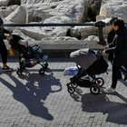 Natalità al minimo storico in Italia, meno di 7 neonati e più di 12 decessi ogni 1.000 abitanti: l'allarme e i dati Istati