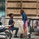 Il ragazzo inginocchiato a Roma: una foto, due storie possibili