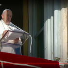 Papa Francesco benedice le statuette del presepe dei bambini: «Ricordate che Gesù è gioia»