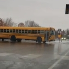 Stati Uniti, ghiaccio e neve: lo scuolabus scivola lentamente sulla strada