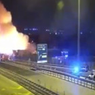 Napoli, incendio nel campo rom di Barra: chiusa l'autostrada per Salerno VIDEO