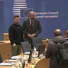 Zelensky al Consiglio Ue, baci e stretta di mano per salutare Giorgia Meloni