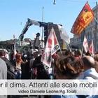Metropolitana di Roma, al corteo per il clima "attenti alle scale mobili" Video