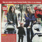 Fabio Volo, Johanna Hauksdottir e i figli Sebastian e Gabriel in un parco a Milano (Vero)