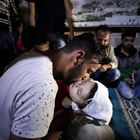 Gaza, 58 palestinesi uccisi. E una neonata muore per i gas lacrimogeni