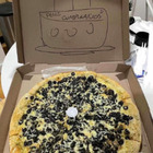 «È il mio compleanno e sono da solo, aggiungete tante olive alla mia pizza». Il gesto della pizzeria diventa virale