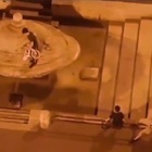 Piazza della Chiesa Nuova, Fontana della Terrina sfregiata dai vandali con le biciclette Video