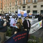 Roma, a piazza San Silvestro la protesta di ristoratori e ambulanti