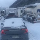 Brennero, autostrada chiusa per neve: «Mia moglie e i miei figli bloccati da 12 ore. Devono morire in auto?»