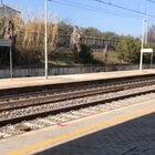 Attraversa i binari, travolta dal treno merci alla stazione di Alba: muore una 40enne