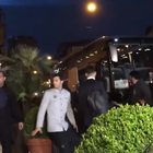Gli spagnoli lasciano l'hotel | Video