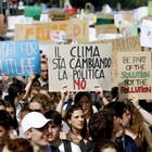 Scioperi per il clima, il ministro Fioramonti: «Le assenze degli studenti saranno giustificate»