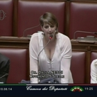 Caldo anche a Montecitorio: il sexy decollete di una deputata M5S