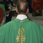 Orgia gay nella casa di un prete, si dimette il vescovo: «Mi vergogno»