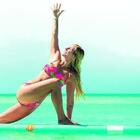Yoga sulla spiagga, è l'ultima tendenza dalla California: per ritrovare l'autostima esercizi anche in acqua