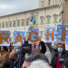 "Forza Draghi", sostenitori dell'ex Governatore Bce al Quirinale con cartelli 'Draghi presidente'