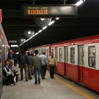 Milano, la metro arriva troppo veloce in stazione, frenata brusca: 4 passeggeri feriti