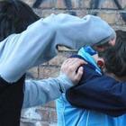 Bulli picchiano un ragazzino disabile a scuola e filmano le violenze: sospesi