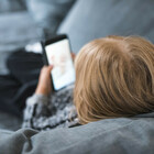 Vamping, allarme dei pediatri: adolescenti restano svegli tutta la notte connessi online