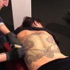 Asia Argento, nuovo tatuaggio per la chiusura della mostra di Marco Manzo