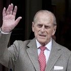«Il principe Filippo è morto, ma la regina Elisabetta non lo può dire». Il giallo a Buckingham Palace