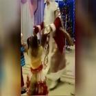 Malore alla festa della scuola, Babbo Natale muore davanti ai bambini