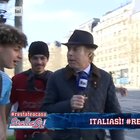 Italiasi, il collegamento su Rai Uno interrotto: due ragazzi abbracciano il giornalista in diretta