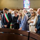 A Milano l'ultimo saluto a Paolo Limiti, folla di vip ai funerali. Mara Venier: "Era unico"