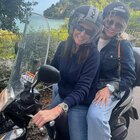 Antonella Clerici, ritorno al passato in scooter con la sorella per un'occasione speciale: «Al lavoro finge di non conoscermi»
