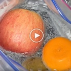 Mette la frutta nell'acqua frizzante per una notte: il risultato è sorprendente