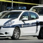 Roma, vigili fanno sesso in auto ma dimenticano la radio accesa: scatta l'inchiesta