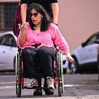 «Io, disabile, ostaggio delle buche a San Basilio»: l'assurda storia di Cristina, in sedia a rotelle non può uscire di casa a Roma