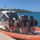 A Lampedusa migranti sbarcano con barboncino, bagagli e cappello di paglia: la verità sulla foto che fa discutere