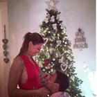 Flavia Pennetta col pancione sotto l'albero di Natale