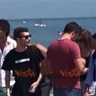 In spiaggia a Milano Marittima assalito dai fan per scattare selfie Guarda
