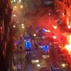 Napoli, guerriglia in centro: gli ultrà dello Union Berlino sfilano distruggendo le vetrine. Dieci tifosi arrestati