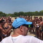 Vasco Rossi in spiaggia ed è subito festa. Bagno di folla (e non solo) in Puglia Vasco Rossi in spiaggia ed è subito festa. Bagno di folla (e non solo) in Puglia