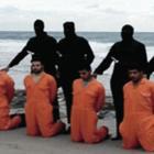â¢ I jihadisti sgozzano 21 cristiani copti. Le foto choc su Twitter
