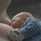 Cade dalle braccia della mamma mentre lo allatta: bimbo di 18 mesi in coma