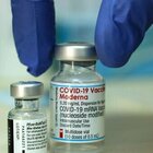 Vaccini, la terza dose a chi va prima? 