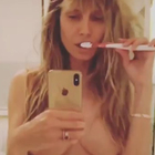 Heidi Klum hot, si lava i denti in topless e perizoma