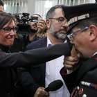 Cucchi, carabiniere fa baciamano a Ilaria: «Finalmente giustizia»