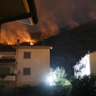 L'Aquila, paura nella notte: l'incendio si è avvicinato alle abitazioni