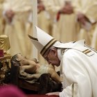 Il Papa alla messa di Natale: «Superare ingordigia ed egoismi, troppi senza pane»