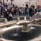 Vernice nera nella Barcaccia del Bernini, la fontana di piazza di Spagna presa di mira dagli attivisti di Ultima Generazione: 3 fermati