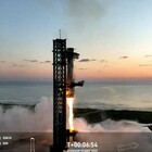 Impresa storica di SpaceX, il booster di Starship rientra alla base